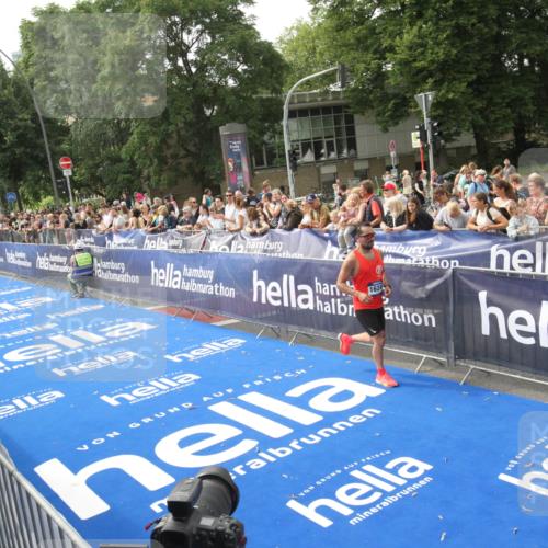 29.06.2025 - hella hamburg halbmarathon Michael Strokosch http://msf.ph/oto/8535518 29.06.2025 10:20:24 Ziel  meine-sportfotos.de