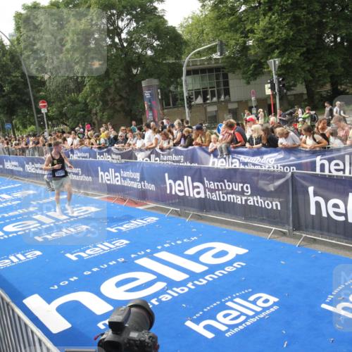 29.06.2025 - hella hamburg halbmarathon Michael Strokosch http://msf.ph/oto/8535519 29.06.2025 10:20:29 Ziel  meine-sportfotos.de