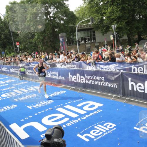 29.06.2025 - hella hamburg halbmarathon Michael Strokosch http://msf.ph/oto/8535520 29.06.2025 10:20:29 Ziel  meine-sportfotos.de