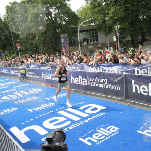 29.06.2025 - hella hamburg halbmarathon Michael Strokosch http://msf.ph/oto/8535521 29.06.2025 10:20:30 Ziel  meine-sportfotos.de