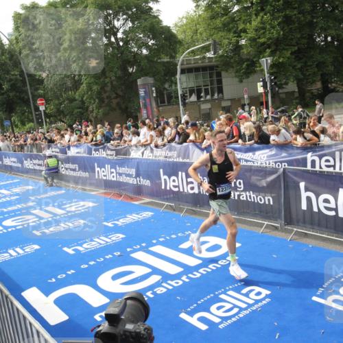 29.06.2025 - hella hamburg halbmarathon Michael Strokosch http://msf.ph/oto/8535522 29.06.2025 10:20:30 Ziel  meine-sportfotos.de