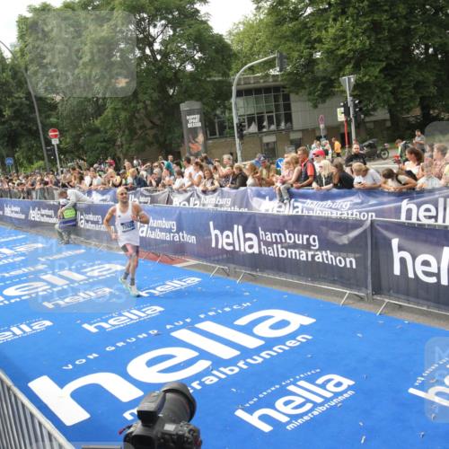 29.06.2025 - hella hamburg halbmarathon Michael Strokosch http://msf.ph/oto/8535525 29.06.2025 10:20:40 Ziel  meine-sportfotos.de