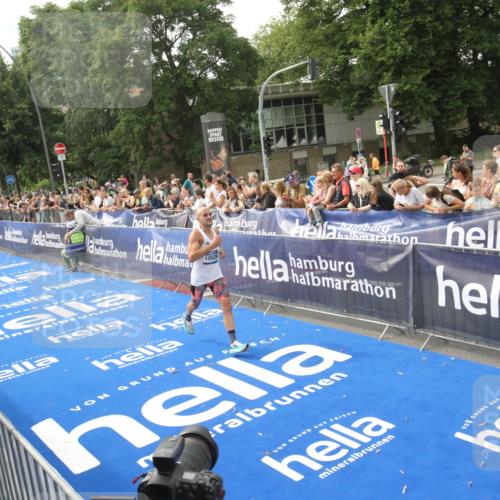 29.06.2025 - hella hamburg halbmarathon Michael Strokosch http://msf.ph/oto/8535526 29.06.2025 10:20:40 Ziel  meine-sportfotos.de