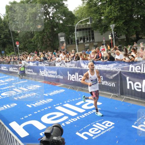 29.06.2025 - hella hamburg halbmarathon Michael Strokosch http://msf.ph/oto/8535527 29.06.2025 10:20:41 Ziel  meine-sportfotos.de