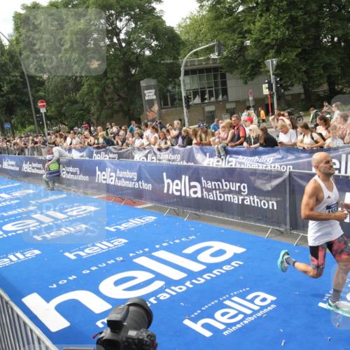 29.06.2025 - hella hamburg halbmarathon Michael Strokosch http://msf.ph/oto/8535528 29.06.2025 10:20:41 Ziel  meine-sportfotos.de