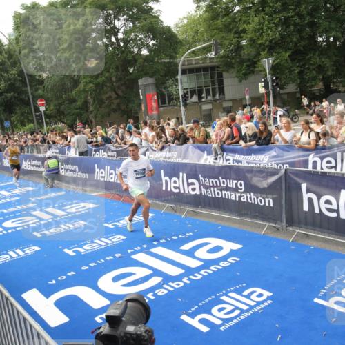 29.06.2025 - hella hamburg halbmarathon Michael Strokosch http://msf.ph/oto/8535538 29.06.2025 10:20:53 Ziel  meine-sportfotos.de
