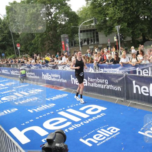 29.06.2025 - hella hamburg halbmarathon Michael Strokosch http://msf.ph/oto/8535554 29.06.2025 10:21:07 Ziel  meine-sportfotos.de