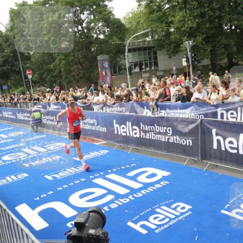 29.06.2025 - hella hamburg halbmarathon Michael Strokosch http://msf.ph/oto/8535557 29.06.2025 10:21:11 Ziel  meine-sportfotos.de