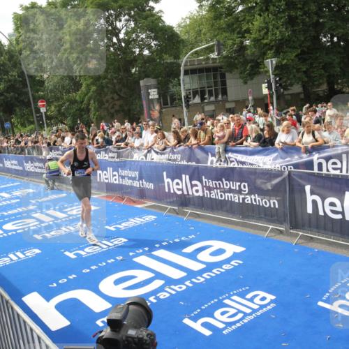 29.06.2025 - hella hamburg halbmarathon Michael Strokosch http://msf.ph/oto/8535568 29.06.2025 10:21:26 Ziel  meine-sportfotos.de