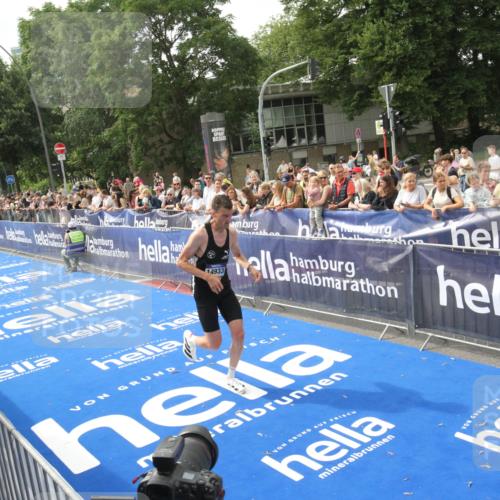 29.06.2025 - hella hamburg halbmarathon Michael Strokosch http://msf.ph/oto/8535570 29.06.2025 10:21:27 Ziel  meine-sportfotos.de