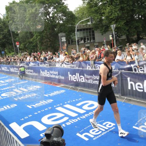 29.06.2025 - hella hamburg halbmarathon Michael Strokosch http://msf.ph/oto/8535572 29.06.2025 10:21:27 Ziel  meine-sportfotos.de