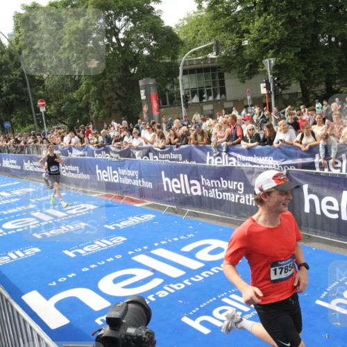 29.06.2025 - hella hamburg halbmarathon Michael Strokosch http://msf.ph/oto/8535579 29.06.2025 10:21:39 Ziel  meine-sportfotos.de