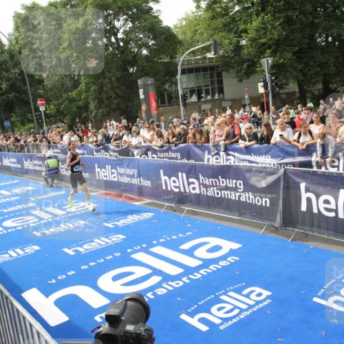 29.06.2025 - hella hamburg halbmarathon Michael Strokosch http://msf.ph/oto/8535580 29.06.2025 10:21:39 Ziel  meine-sportfotos.de