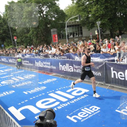 29.06.2025 - hella hamburg halbmarathon Michael Strokosch http://msf.ph/oto/8535593 29.06.2025 10:21:46 Ziel  meine-sportfotos.de