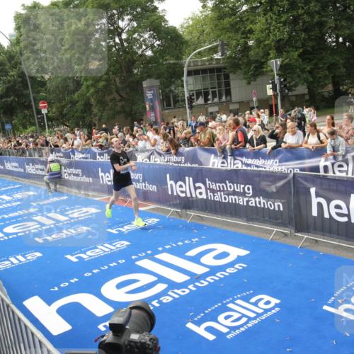 29.06.2025 - hella hamburg halbmarathon Michael Strokosch http://msf.ph/oto/8535595 29.06.2025 10:22:06 Ziel  meine-sportfotos.de