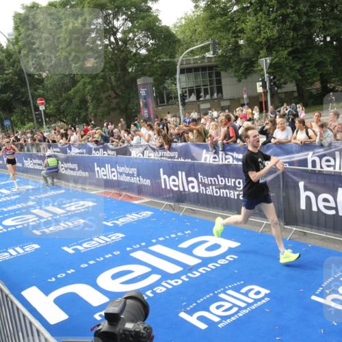 29.06.2025 - hella hamburg halbmarathon Michael Strokosch http://msf.ph/oto/8535597 29.06.2025 10:22:06 Ziel  meine-sportfotos.de