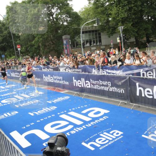 29.06.2025 - hella hamburg halbmarathon Michael Strokosch http://msf.ph/oto/8535599 29.06.2025 10:22:07 Ziel  meine-sportfotos.de