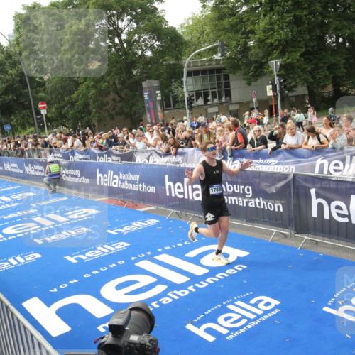 29.06.2025 - hella hamburg halbmarathon Michael Strokosch http://msf.ph/oto/8535606 29.06.2025 10:22:10 Ziel  meine-sportfotos.de