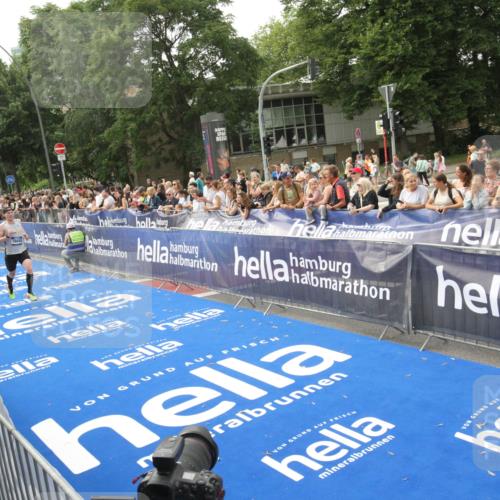 29.06.2025 - hella hamburg halbmarathon Michael Strokosch http://msf.ph/oto/8535609 29.06.2025 10:22:13 Ziel  meine-sportfotos.de