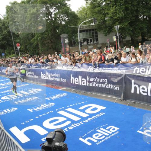 29.06.2025 - hella hamburg halbmarathon Michael Strokosch http://msf.ph/oto/8535611 29.06.2025 10:22:14 Ziel  meine-sportfotos.de
