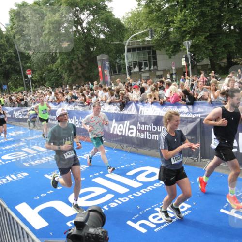 29.06.2025 - hella hamburg halbmarathon Michael Strokosch http://msf.ph/oto/8535614 29.06.2025 10:42:23 Ziel  meine-sportfotos.de