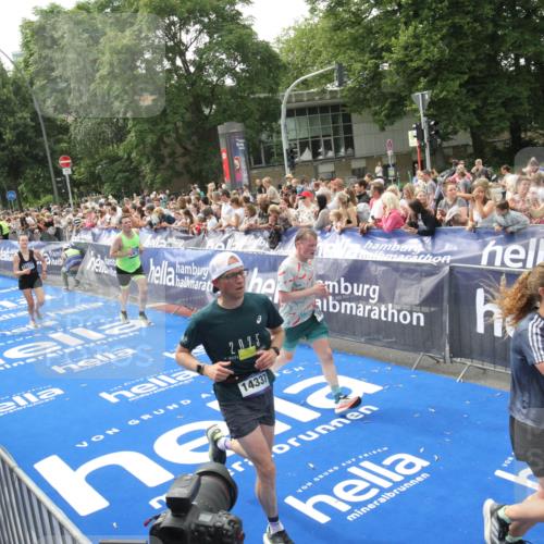 29.06.2025 - hella hamburg halbmarathon Michael Strokosch http://msf.ph/oto/8535616 29.06.2025 10:42:23 Ziel  meine-sportfotos.de