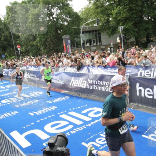 29.06.2025 - hella hamburg halbmarathon Michael Strokosch http://msf.ph/oto/8535618 29.06.2025 10:42:23 Ziel  meine-sportfotos.de
