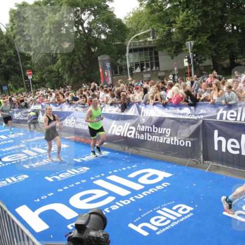 29.06.2025 - hella hamburg halbmarathon Michael Strokosch http://msf.ph/oto/8535619 29.06.2025 10:42:24 Ziel  meine-sportfotos.de