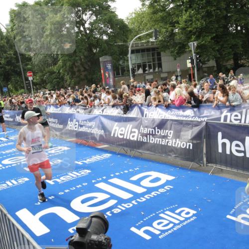 29.06.2025 - hella hamburg halbmarathon Michael Strokosch http://msf.ph/oto/8535623 29.06.2025 10:42:25 Ziel  meine-sportfotos.de