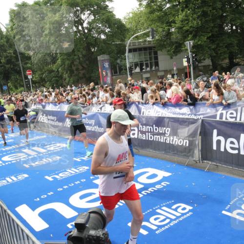 29.06.2025 - hella hamburg halbmarathon Michael Strokosch http://msf.ph/oto/8535625 29.06.2025 10:42:26 Ziel  meine-sportfotos.de