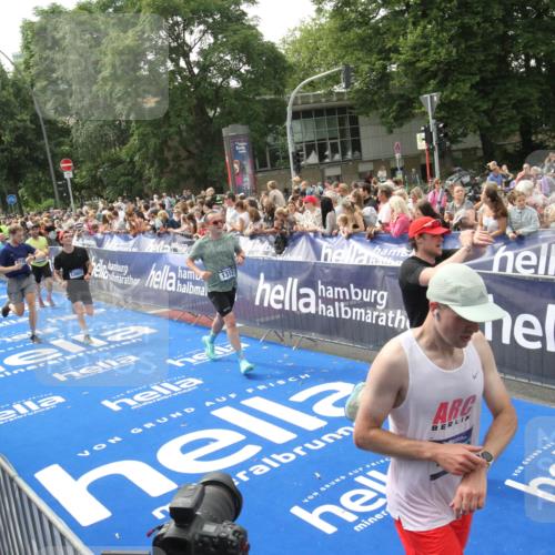 29.06.2025 - hella hamburg halbmarathon Michael Strokosch http://msf.ph/oto/8535626 29.06.2025 10:42:26 Ziel  meine-sportfotos.de