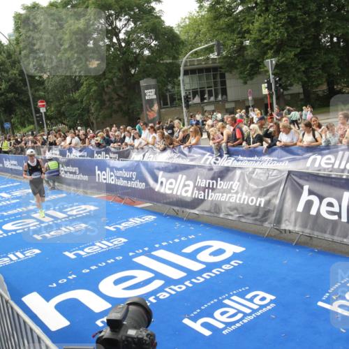 29.06.2025 - hella hamburg halbmarathon Michael Strokosch http://msf.ph/oto/8535627 29.06.2025 10:22:18 Ziel  meine-sportfotos.de