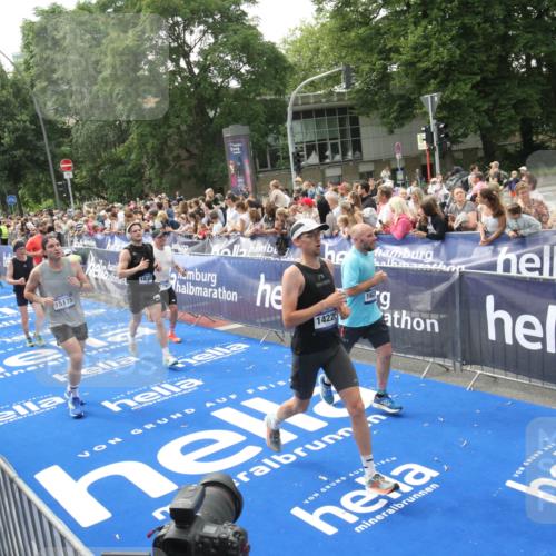 29.06.2025 - hella hamburg halbmarathon Michael Strokosch http://msf.ph/oto/8535639 29.06.2025 10:42:30 Ziel  meine-sportfotos.de