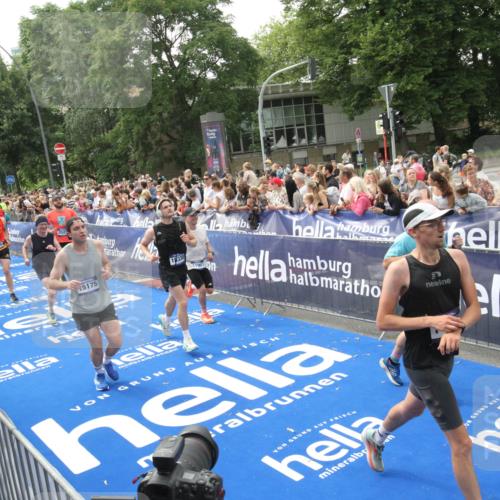 29.06.2025 - hella hamburg halbmarathon Michael Strokosch http://msf.ph/oto/8535641 29.06.2025 10:42:30 Ziel  meine-sportfotos.de