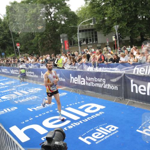 29.06.2025 - hella hamburg halbmarathon Michael Strokosch http://msf.ph/oto/8535642 29.06.2025 10:22:30 Ziel  meine-sportfotos.de