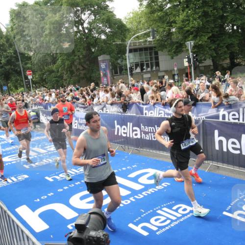 29.06.2025 - hella hamburg halbmarathon Michael Strokosch http://msf.ph/oto/8535645 29.06.2025 10:42:31 Ziel  meine-sportfotos.de