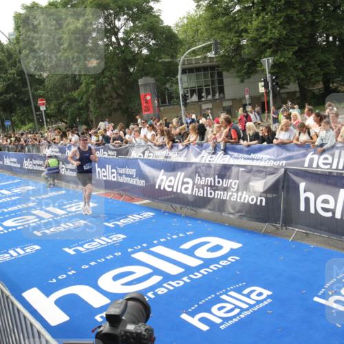 29.06.2025 - hella hamburg halbmarathon Michael Strokosch http://msf.ph/oto/8535648 29.06.2025 10:22:40 Ziel  meine-sportfotos.de