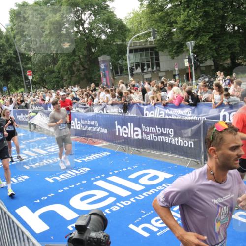 29.06.2025 - hella hamburg halbmarathon Michael Strokosch http://msf.ph/oto/8535651 29.06.2025 10:42:33 Ziel  meine-sportfotos.de