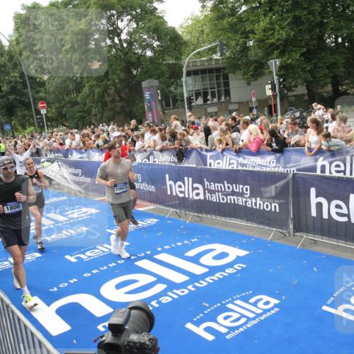 29.06.2025 - hella hamburg halbmarathon Michael Strokosch http://msf.ph/oto/8535653 29.06.2025 10:42:33 Ziel  meine-sportfotos.de