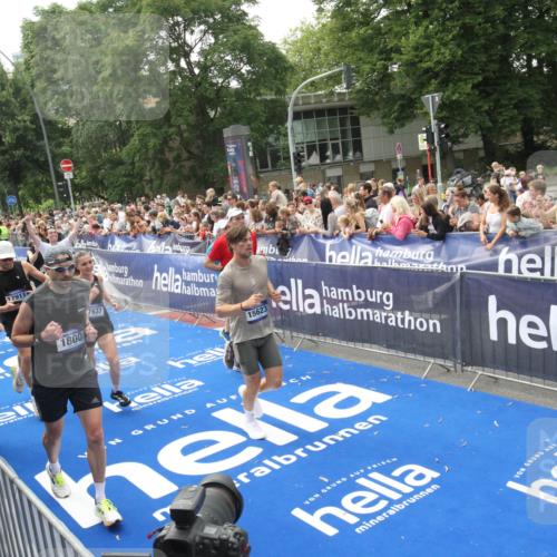 29.06.2025 - hella hamburg halbmarathon Michael Strokosch http://msf.ph/oto/8535655 29.06.2025 10:42:33 Ziel  meine-sportfotos.de