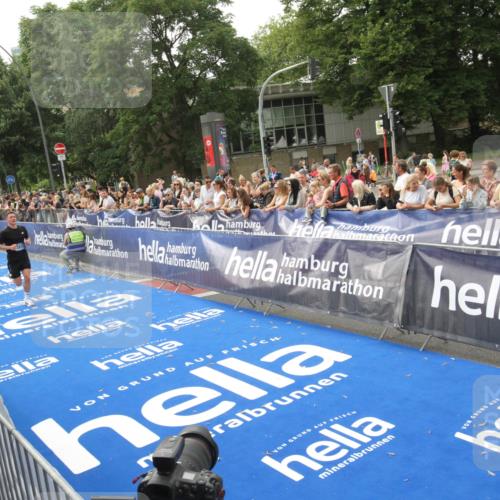 29.06.2025 - hella hamburg halbmarathon Michael Strokosch http://msf.ph/oto/8535656 29.06.2025 10:22:44 Ziel  meine-sportfotos.de