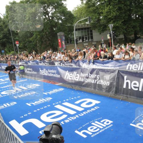 29.06.2025 - hella hamburg halbmarathon Michael Strokosch http://msf.ph/oto/8535657 29.06.2025 10:22:44 Ziel  meine-sportfotos.de
