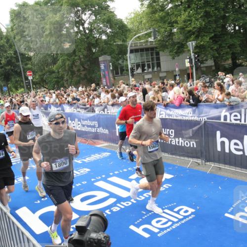 29.06.2025 - hella hamburg halbmarathon Michael Strokosch http://msf.ph/oto/8535658 29.06.2025 10:42:34 Ziel  meine-sportfotos.de