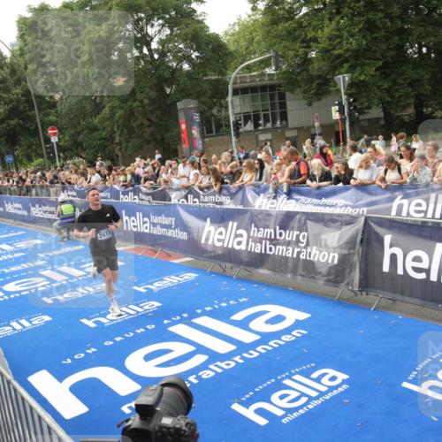 29.06.2025 - hella hamburg halbmarathon Michael Strokosch http://msf.ph/oto/8535662 29.06.2025 10:22:45 Ziel  meine-sportfotos.de