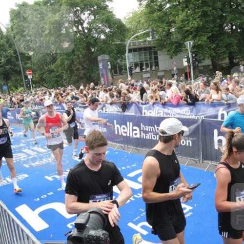 29.06.2025 - hella hamburg halbmarathon Michael Strokosch http://msf.ph/oto/8535663 29.06.2025 10:42:35 Ziel  meine-sportfotos.de