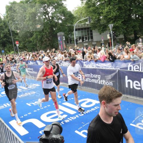 29.06.2025 - hella hamburg halbmarathon Michael Strokosch http://msf.ph/oto/8535665 29.06.2025 10:42:35 Ziel  meine-sportfotos.de