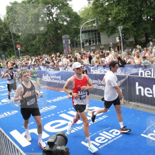 29.06.2025 - hella hamburg halbmarathon Michael Strokosch http://msf.ph/oto/8535667 29.06.2025 10:42:35 Ziel  meine-sportfotos.de