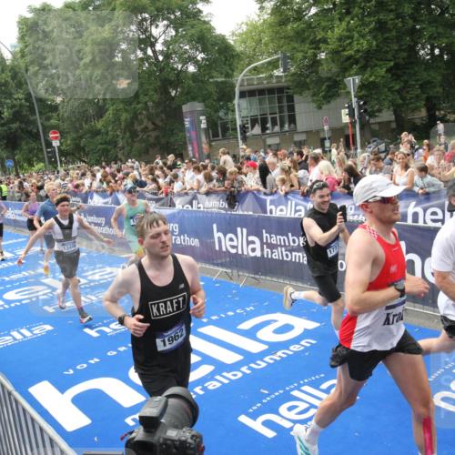 29.06.2025 - hella hamburg halbmarathon Michael Strokosch http://msf.ph/oto/8535669 29.06.2025 10:42:36 Ziel  meine-sportfotos.de