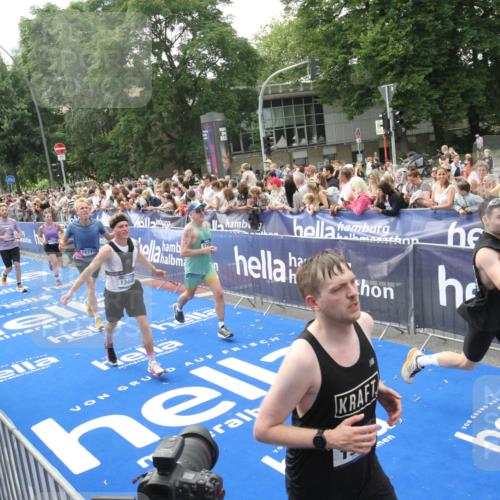 29.06.2025 - hella hamburg halbmarathon Michael Strokosch http://msf.ph/oto/8535671 29.06.2025 10:42:36 Ziel  meine-sportfotos.de