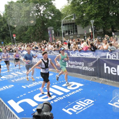 29.06.2025 - hella hamburg halbmarathon Michael Strokosch http://msf.ph/oto/8535673 29.06.2025 10:42:36 Ziel  meine-sportfotos.de